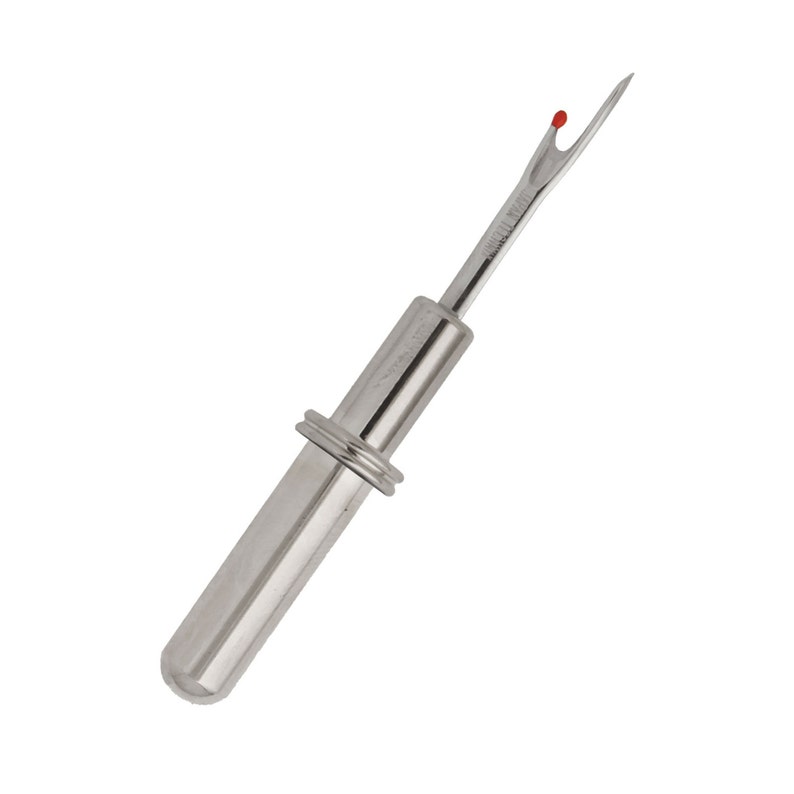 Pode incluir: Um rasgador de costura prateado com ponta vermelha. A ferramenta tem um cabo cil&iacute;ndrico e uma l&acirc;mina pontiaguda com uma pequena bola vermelha na extremidade. O rasgador de costura &eacute; projetado para remover pontos de tecido.