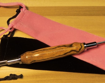 Desmanchador de costura feito à mão - Madeira exótica - Dois tamanhos de lâmina - Inclui estojo. Reversão rápida para armazenamento seguro. Ferramentas de costura - Acabamento cromado.