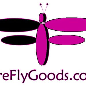 Pode incluir: Um logotipo estilizado com um design de lib&eacute;lula em preto e magenta. O texto "FireFlyGoods.com" &eacute; exibido abaixo, em magenta e preto, sobre um fundo branco.