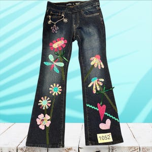 Jeans con adornos Bug & Bloom para niña, talla 8: Denim con apliques