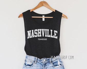 Może przedstawiać: Czarny top bez rękawów z białym napisem "NASHVILLE TENNESSEE".