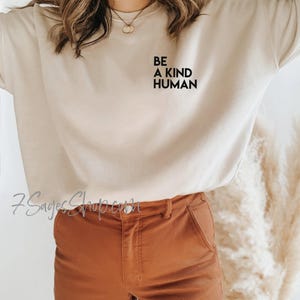ビーカインドポケットスウェットシャツ、ビーカインドシャツ、ビーアカインドヒューマンTシャツ、ユニセックススウェットシャツ、カインドネスTシャツ、クルーネックセーター