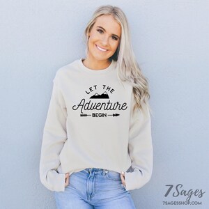 Bluza Let the Adventure Begin - Bluza kempingowa - Prezent kempingowy - Koszulka kempingowa - Swetry kempingowe - Bluza Outdoorsy zdjęcie 3