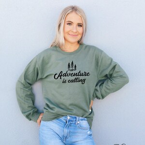 Sweat-shirt L'aventure m'appelle - Sweat-shirt de camping - Cadeau de camping - Chemise de camping - Pulls de camping - Sweat de plein air image 2