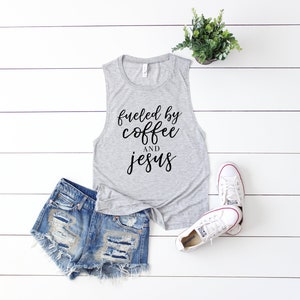 Gevoed door koffie en Jezus Shirt - Koffie Shirt - Jezus Shirt - Grappig gezegde Shirts