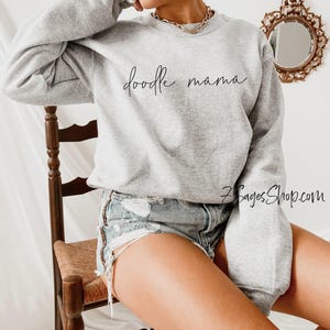 Bluza Doodle Mama, Koszulka Doodle Mom, Mama Psa, Koszulka prezentowa dla Mamy Psa, Bluza z okrągłym dekoltem