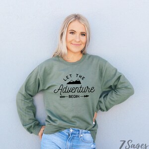 Bluza Let the Adventure Begin - Bluza kempingowa - Prezent kempingowy - Koszulka kempingowa - Swetry kempingowe - Bluza Outdoorsy zdjęcie 2