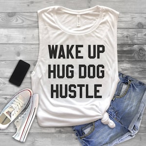 Wake Up Hug Dog Hustle Muscle Tank Top - Wake Up Hug Dog Shirt - Cute Dog Shirt - Dog Shirts voor vrouwen - Funny Dog Shirt