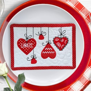 Red Heart Mug Rug: Valentine&#39;s Day Quilted Coaster