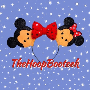 Könnte beinhalten: Ein rotes und weißes Schleifen-Haarband mit Mickey Mouse und Minnie Mouse Ohren. Das Haarband ist mit Glitzer verziert und die Ohren haben einen 3D-Effekt. Der Text "The Hoop Booteek" ist auf einem blauen Hintergrund gedruckt.