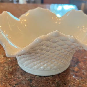 Westmoreland English Hobnail Vaso de leche con bordes con volantes