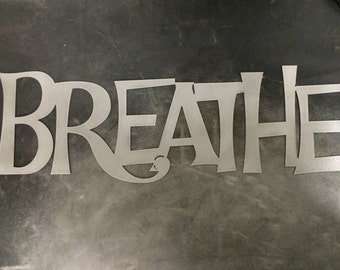 Letrero de metal BREATHE de 48" x 16"