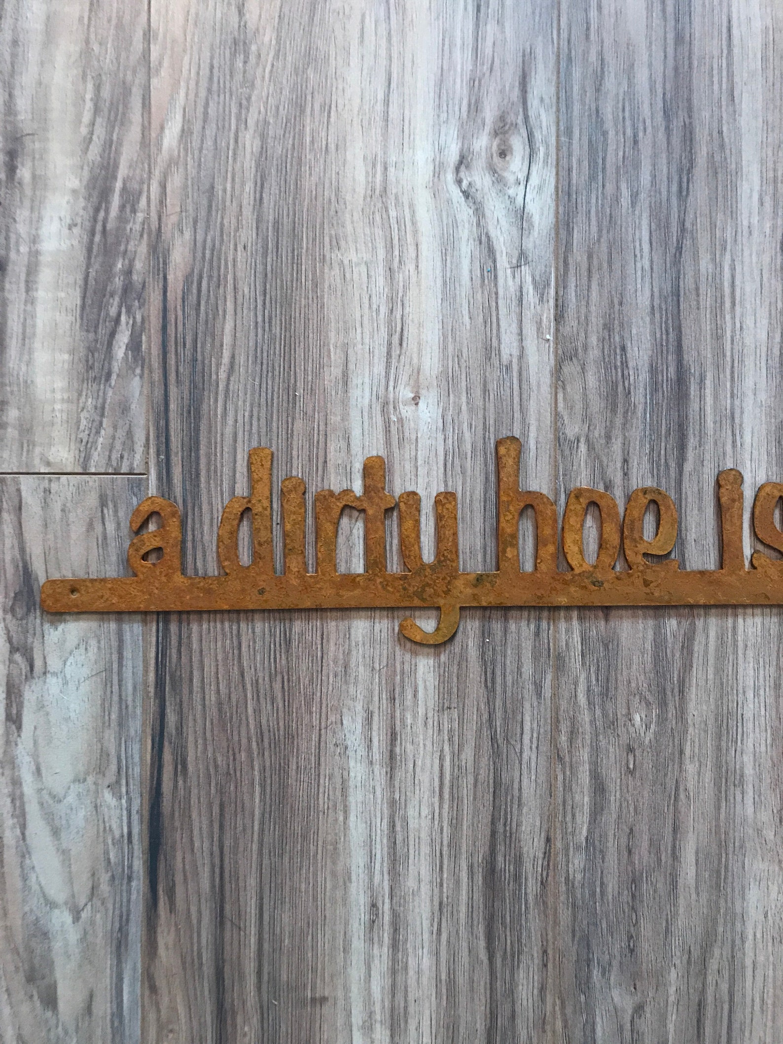 XingFox A Dirty Hoe is A Happy Hoe - Targa in metallo rustico