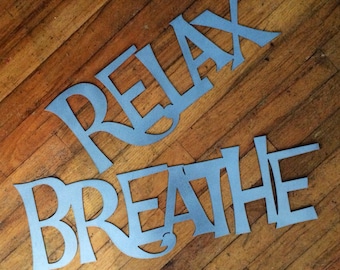SET: Letreros metálicos BREATHE y RELAX