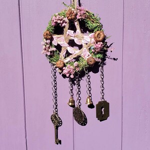 Couronne d&#39;amulettes roses, Charm fleur wicca, Pentagramme pour décoration d&#39;intérieur, Décoration de citrouille, Pentacle d&#39;accrochage pour porte, Ornement de gypsophile, Mur de sorcières