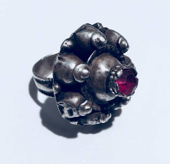 Ancienne Bague Décorative Argentée - Style Vintage - Occasion