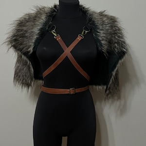Copricollo in pelliccia sintetica, cinture in pelle marrone, cintura con spada in pelle, mantello da vichingo, sciamano, spalle