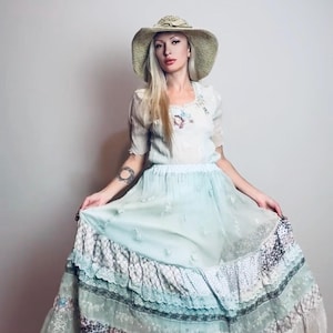 Op de afbeelding: Een rustiek houten bord met de tekst "Welcome to our home" in witte letters. Het bord heeft een verweerde afwerking en een eenvoudig, uitnodigend ontwerp, ideaal voor een veranda of entree.