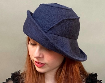 Sombrero azul marino con ala articulada y pliegues en forma de espiral - Sombrero estilo vintage con ala bretona - Fieltro de lana hecho a mano