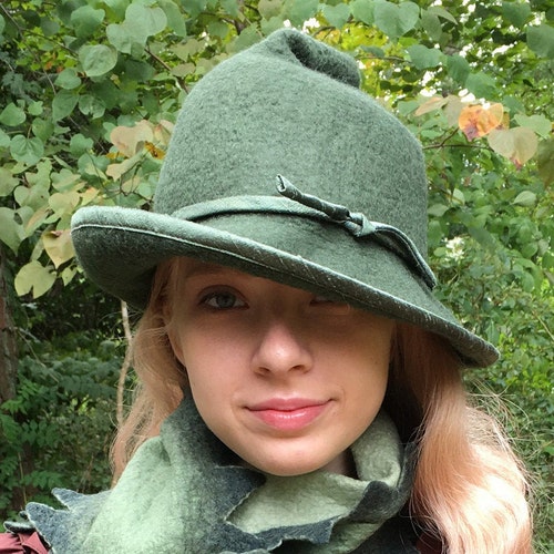 Green 1940's Style Witch Hat With Curly 