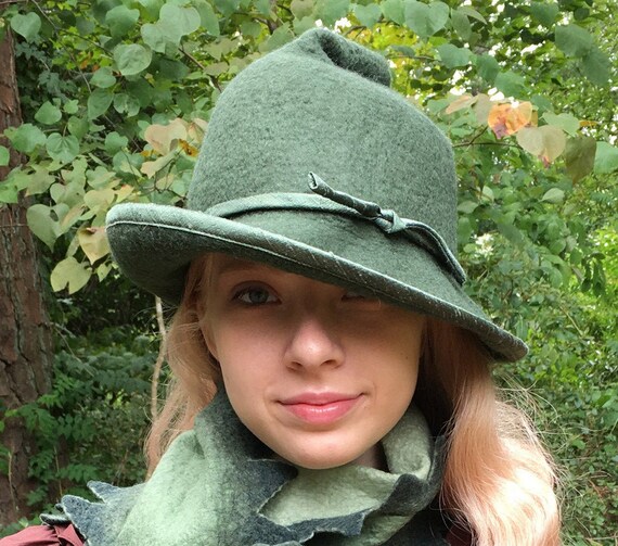 Green 1940's Style Witch Hat With Curly 