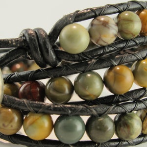 Doppio avvolgere il bracciale in pelle e pietra. Fatta di diaspro rosso creek, pietra naturale, rame e argento metallico bisonte pulsante.