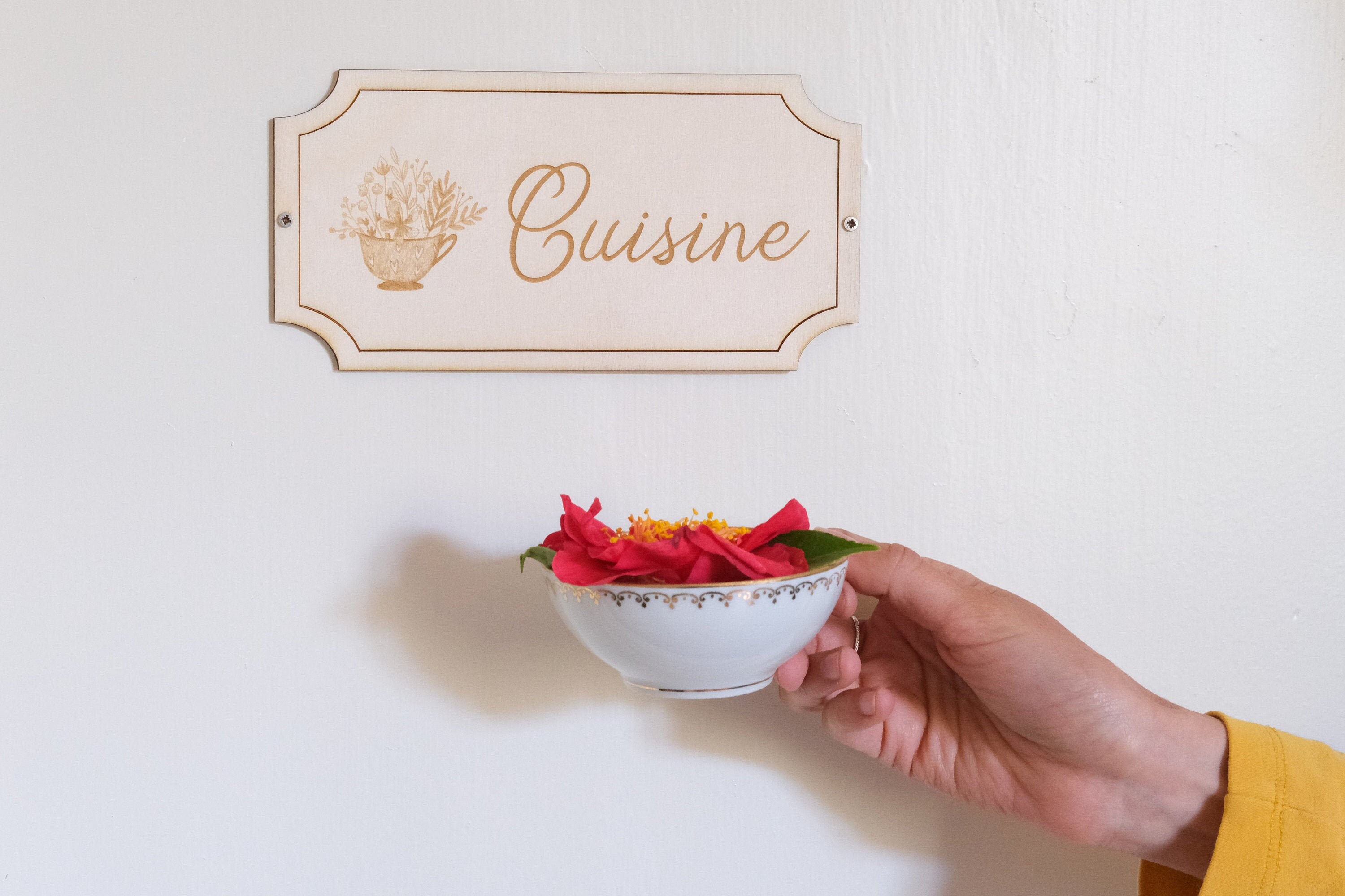 Plaque de Porte Pour Cuisine - Dessin Tasse et Fleurs Gravure sur Bois