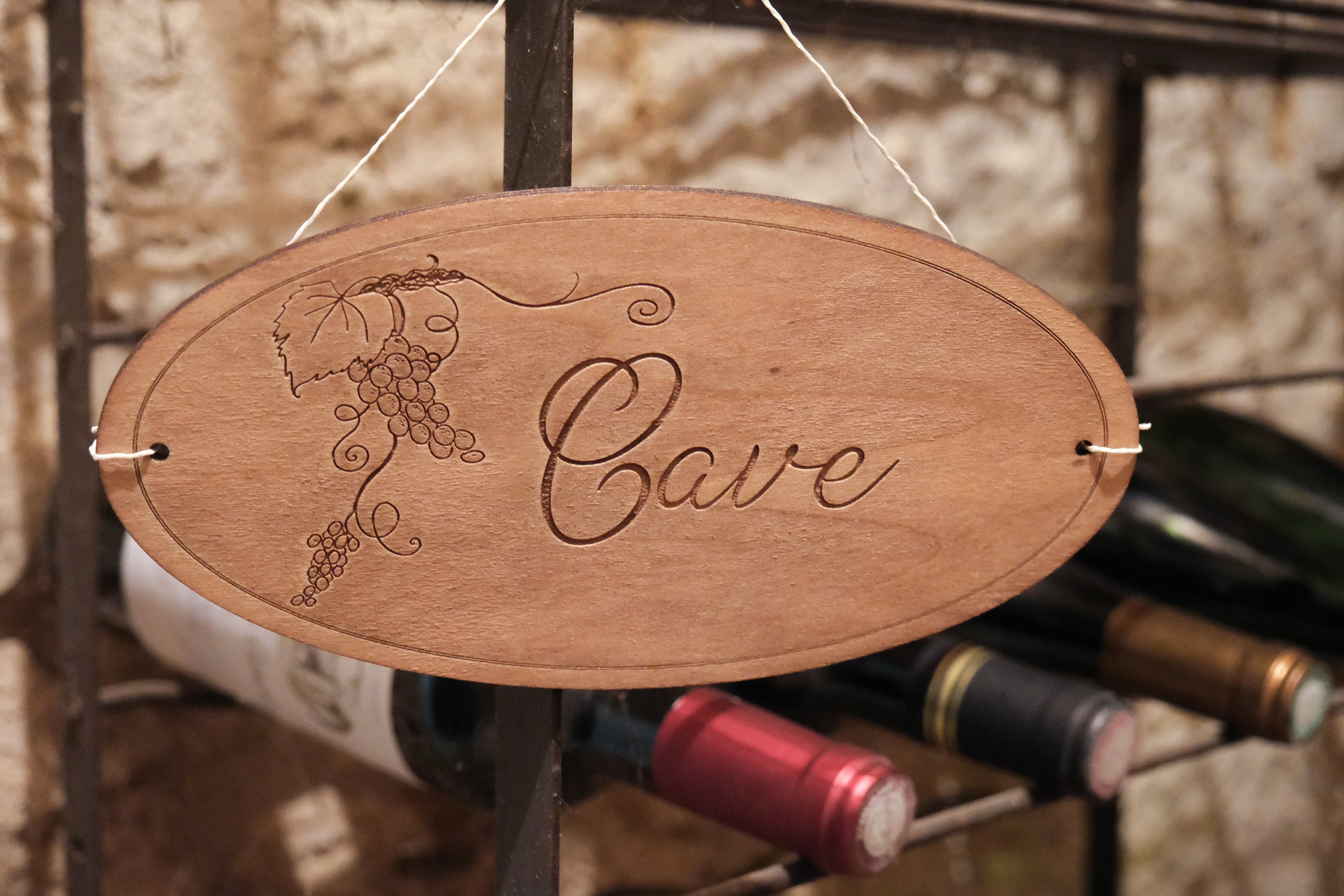 Plaque de Porte Personnalisée - Cave et Dessin Vigne Gravure sur Bois Conçue Fabriquée Dans Le Jura