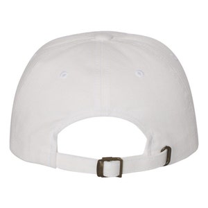 Pu&ograve; includere: Un cappellino da baseball bianco, visto da dietro. Ha una visiera curva e un cinturino regolabile con fibbia in metallo. Il cappellino &egrave; realizzato in tessuto bianco tinta unita.