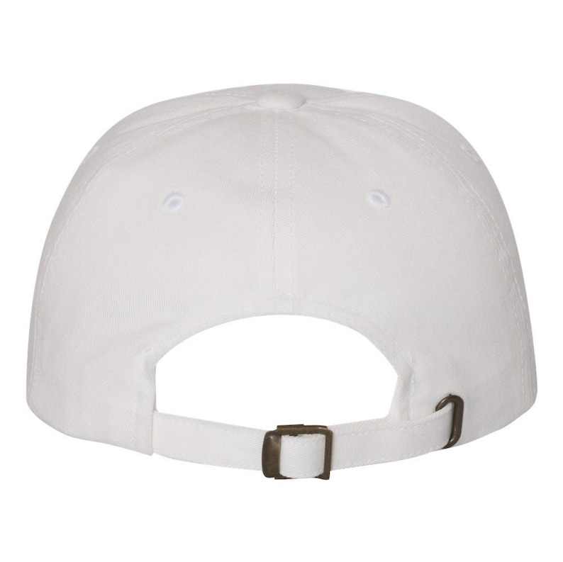 Pu&ograve; includere: Un cappellino da baseball bianco, visto da dietro. Ha una visiera curva e un cinturino regolabile con fibbia in metallo. Il cappellino &egrave; realizzato in tessuto bianco tinta unita.