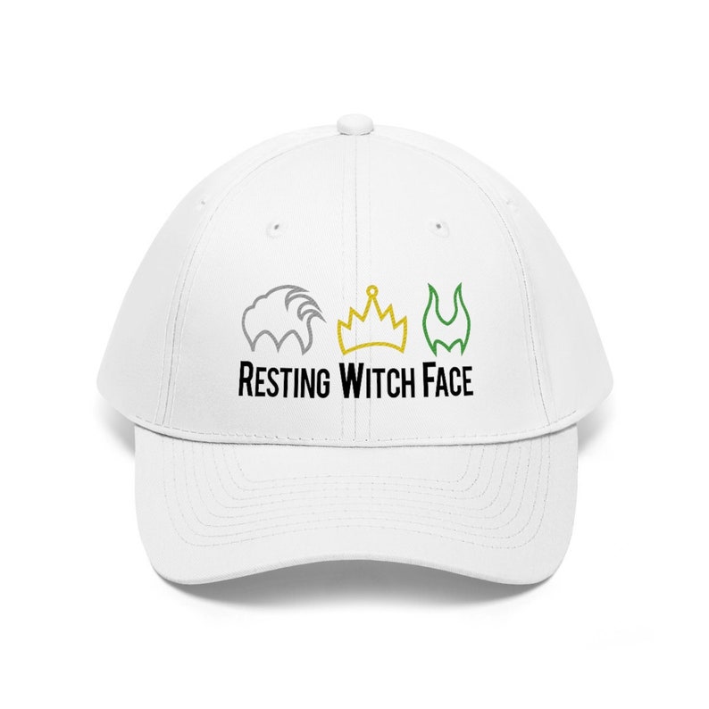 Pu&ograve; includere: Un cappellino da baseball bianco con visiera curva. Il cappellino presenta la scritta nera "RESTING WITCH FACE", con tre icone di cartoni animati sopra. Le icone sono una nuvola grigia, una corona dorata e una fiamma verde.