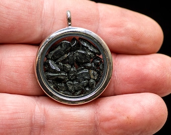 Medallion with tourmaline/schörl, including steel hoop