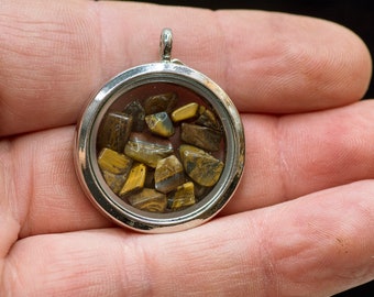 Medallion with tiger eye, including steel hoop