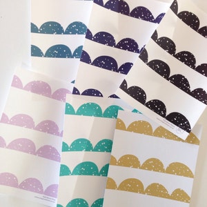 Puede incluir: Seis hojas de papel blanco con un patrón repetitivo de bordes festoneados y puntos blancos. Los bordes festoneados son de diferentes colores: verde azulado, azul marino, negro, rosa, verde azulado y dorado.