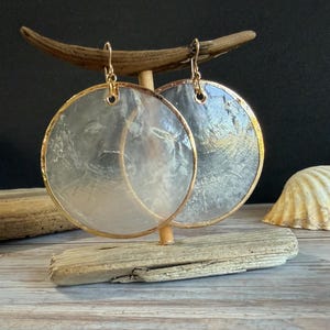 Pendientes grandes de concha de capiz con borde dorado, joyas colgantes ligeras