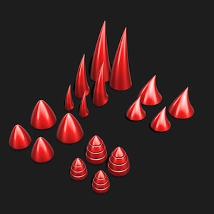 Op de afbeelding: Een verzameling rode, puntige, plastic spikes van verschillende groottes. De spikes zijn willekeurig gerangschikt op een zwarte achtergrond.
