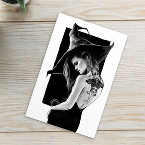Mini impression artistique 4 » x 6 ». Illustration de sorcière tatouée, witchcore, art monochrome, illustration de carte postale, imprimé de sorcière