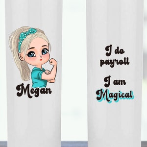 Peut inclure: Deux gobelets en acier inoxydable blancs avec une paille. Un gobelet présente une illustration de dessin animé d'une femme aux cheveux blonds et une chemise bleue avec le texte "Megan". L'autre gobelet porte le texte "I do payroll I am Magical".