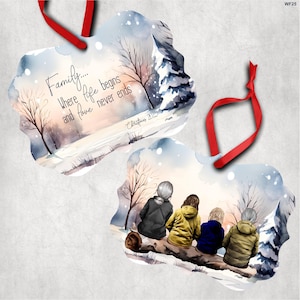 Peut inclure: Deux ornements de Noël en métal avec des rubans rouges. Chaque ornement présente une scène d'hiver avec une famille assise sur une bûche. Le texte sur un ornement se lit "Family... Where life begins and love never ends. Christmas 2025."