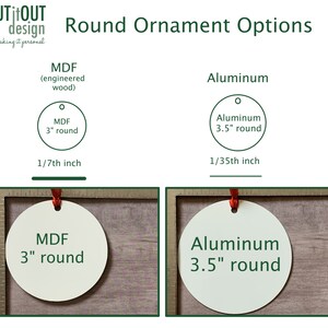 Pode incluir: Dois ornamentos redondos, um feito de MDF e outro de alum&iacute;nio. O ornamento de MDF tem 7,6 cm de di&acirc;metro e o ornamento de alum&iacute;nio tem 8,9 cm de di&acirc;metro. Ambos os ornamentos t&ecirc;m um furo na parte superior para pendurar.