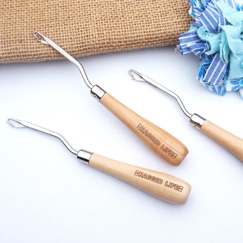 latch hook crafting tool for rug hooking and readicut yarn designs