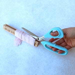 How to cut strips the correct length to make a rag rug using a cutting gauge and fabric scissors. Engraved proggy rag rug cutting guide on wooden block, keeps fabric strips consistent for beautiful handmade rugs