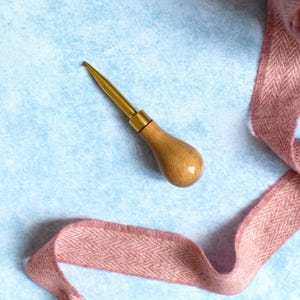 Quality British Rug Hook for Rug Hooking & Loopy Hooked Rag Rugs - Round Wooden Handle, Perfect for Beginners and Experienced Rug Hookers