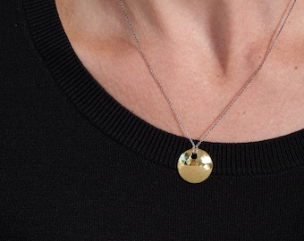 Collar colgante de latón martillado sobre cadena de plata de ley, joyería de metales mixtos