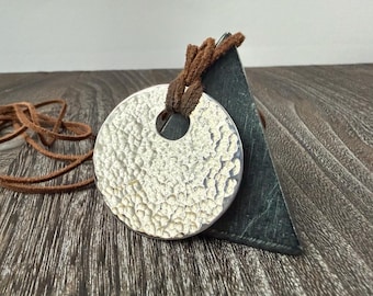 Gran colgante de plata esterlina martillada sobre cordón de gamuza, círculo de 1,5 pulgadas