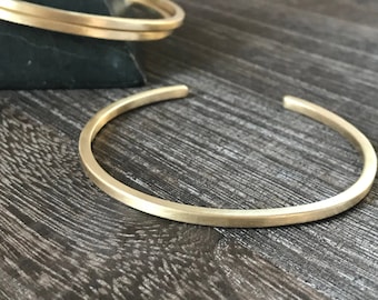 Pulsera fina de latón, de 2 mm de lado, con acabado mate cepillado.