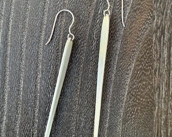 Pendientes largos de plata cepillada, plata de ley mate de 3”