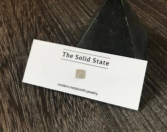 Pendiente de botón cuadrado individual de 4 mm en plata de ley, cortado a mano, acabado mate cepillado.