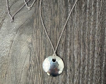 Collar de plata martillada, colgante de disco de plata esterlina de 3/4"