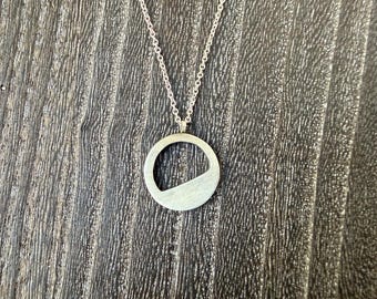 Collar con colgante circular de plata de ley, acabado cepillado